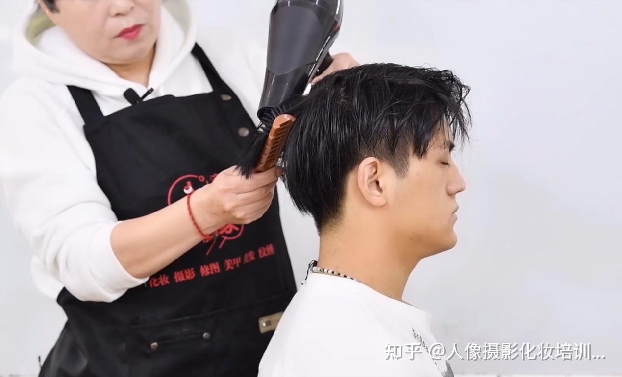 今天给大家带来一款男士吹风造型的发型技巧课程