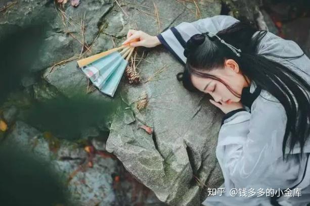 清新飘逸在淡雅的茉莉花丛中邂逅羽衣霓裳,广袖飘飘在世界茉莉博览园