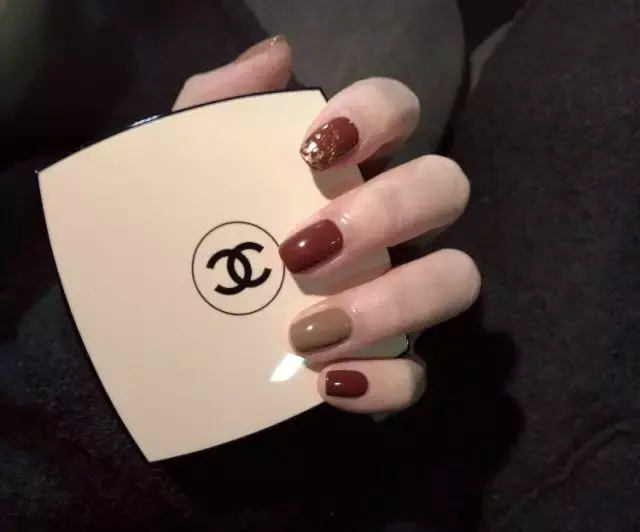 这里可能是最全的新年美甲集合了-新年美甲图片2021简单大方红色衣服