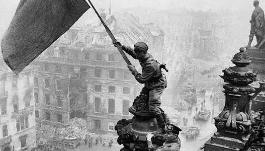 苏联攻占柏林之后,议会大厦插旗的那个士兵,为什么手戴两个手表