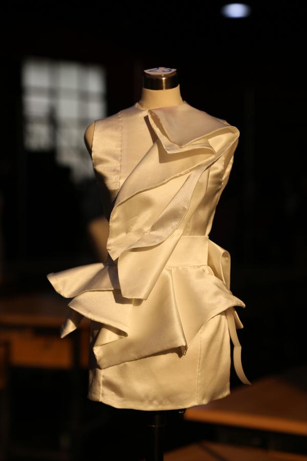 立体构成在服装立体裁剪中的表现形式主要是造型方面的技法应用.