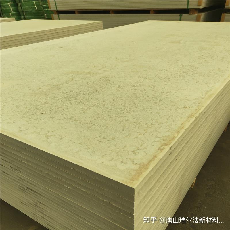 硅酸钙板它是由硅质材料(硅藻土,膨润土,石英粉等),钙质材料,增强纤维