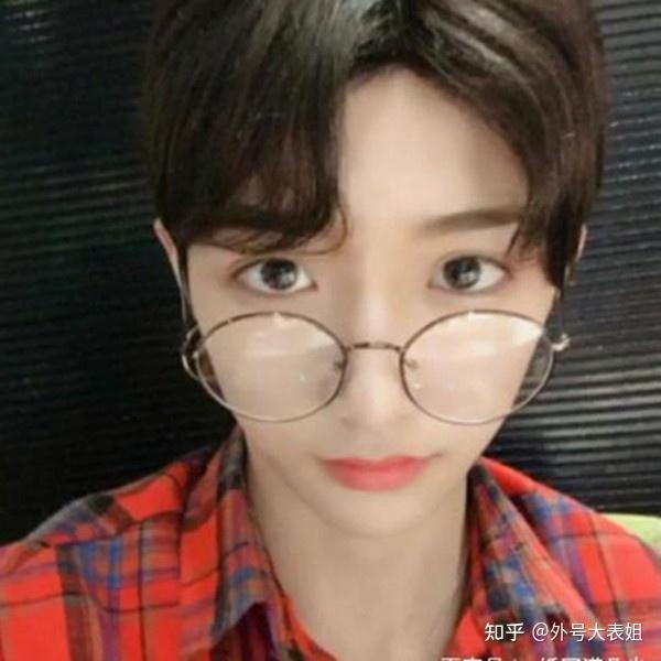 男装也很清秀少年感:早期他的原生脸是非常清纯自然的:abbily最近公布