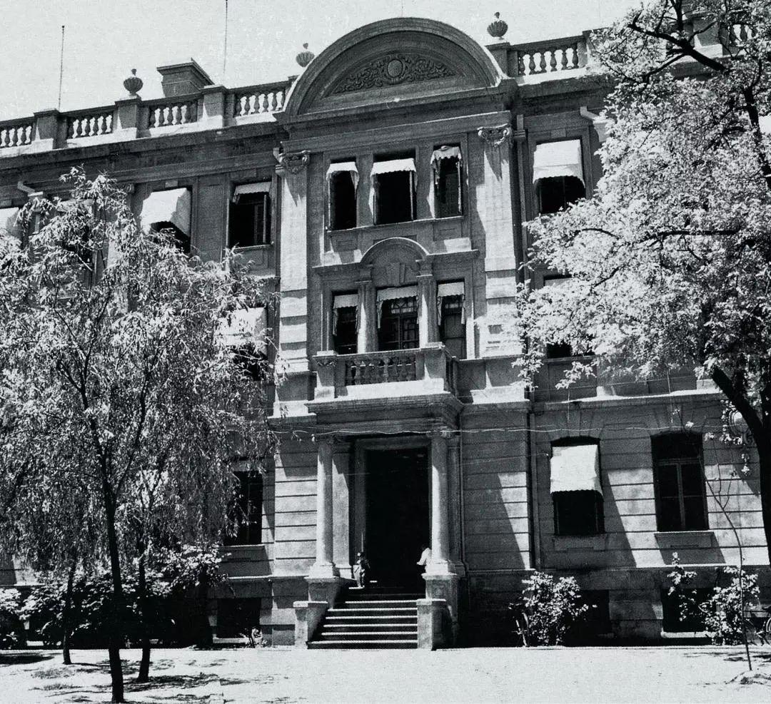 1949年11月1日,最高人民法院开始在位于北京市原司法部街72号(现人民