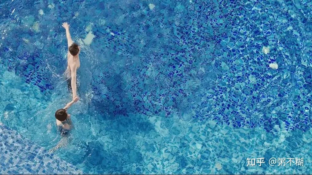 阳光,夏天,泳池,音乐……《蓝色大门》和《盛夏未来》里,都有这些元素