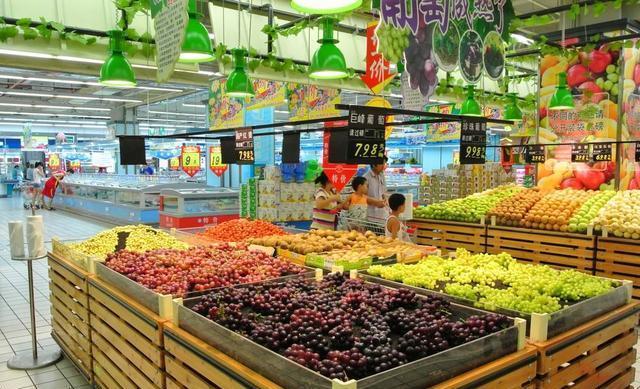 综合超市一般选址于商业中心,城乡结合部,住宅区,交通要道;在中国这类