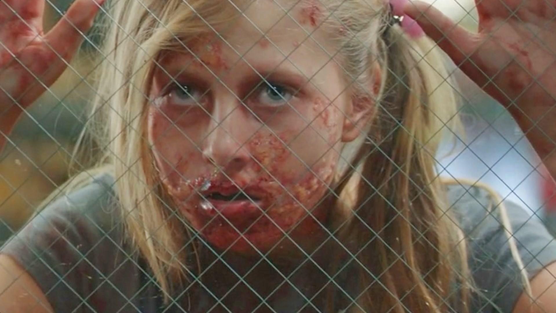 躲过了六节车厢的丧尸却没躲过一节车厢人心千万不要考验人性