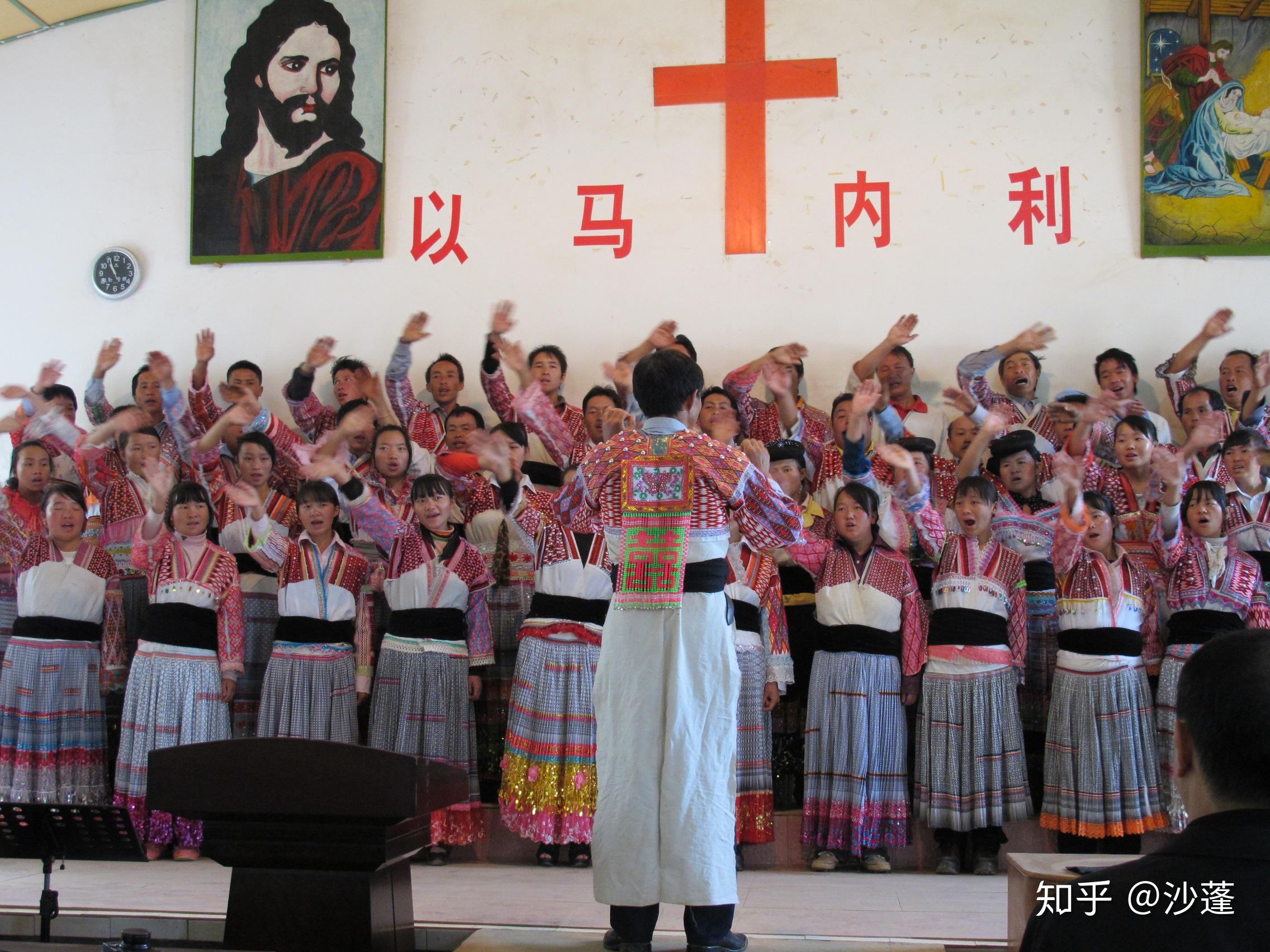 富民县小水井村的美声唱诗班撼动人心的毋宁说是强烈的反差,你会诧异