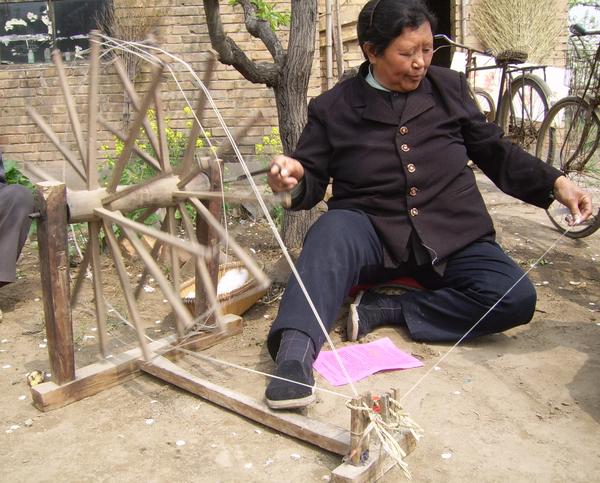 纺线,相信这样的纺线车很多人都是通过照片见过,农村的小伙伴知道它是