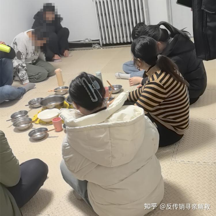 中绿传销人员正在吃饭现场翻出大量中绿传销资料几名传销领导被警方