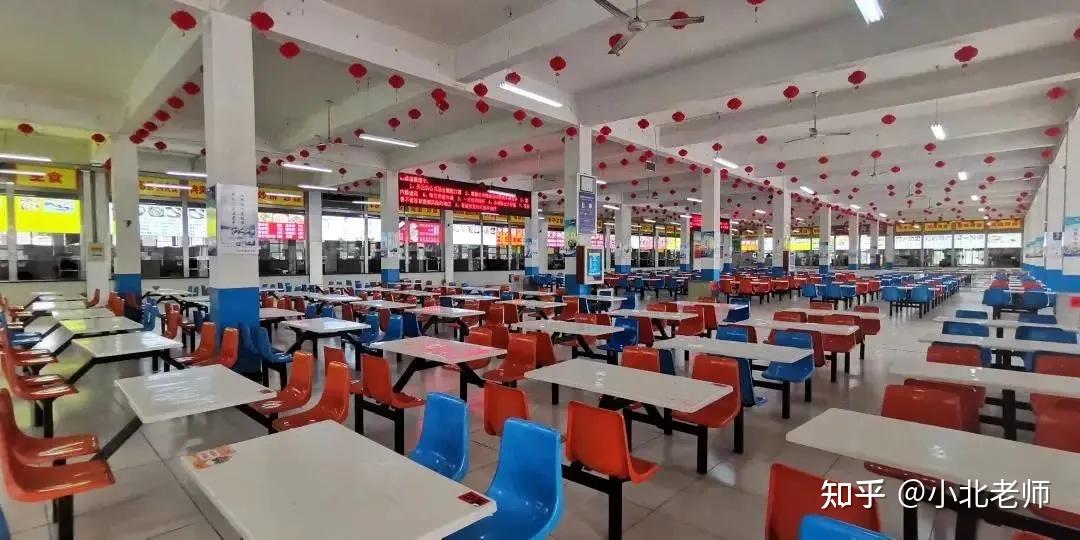 河北外国语的食堂一共有2层,大家对食堂的评价也还是不错的:没有黑暗