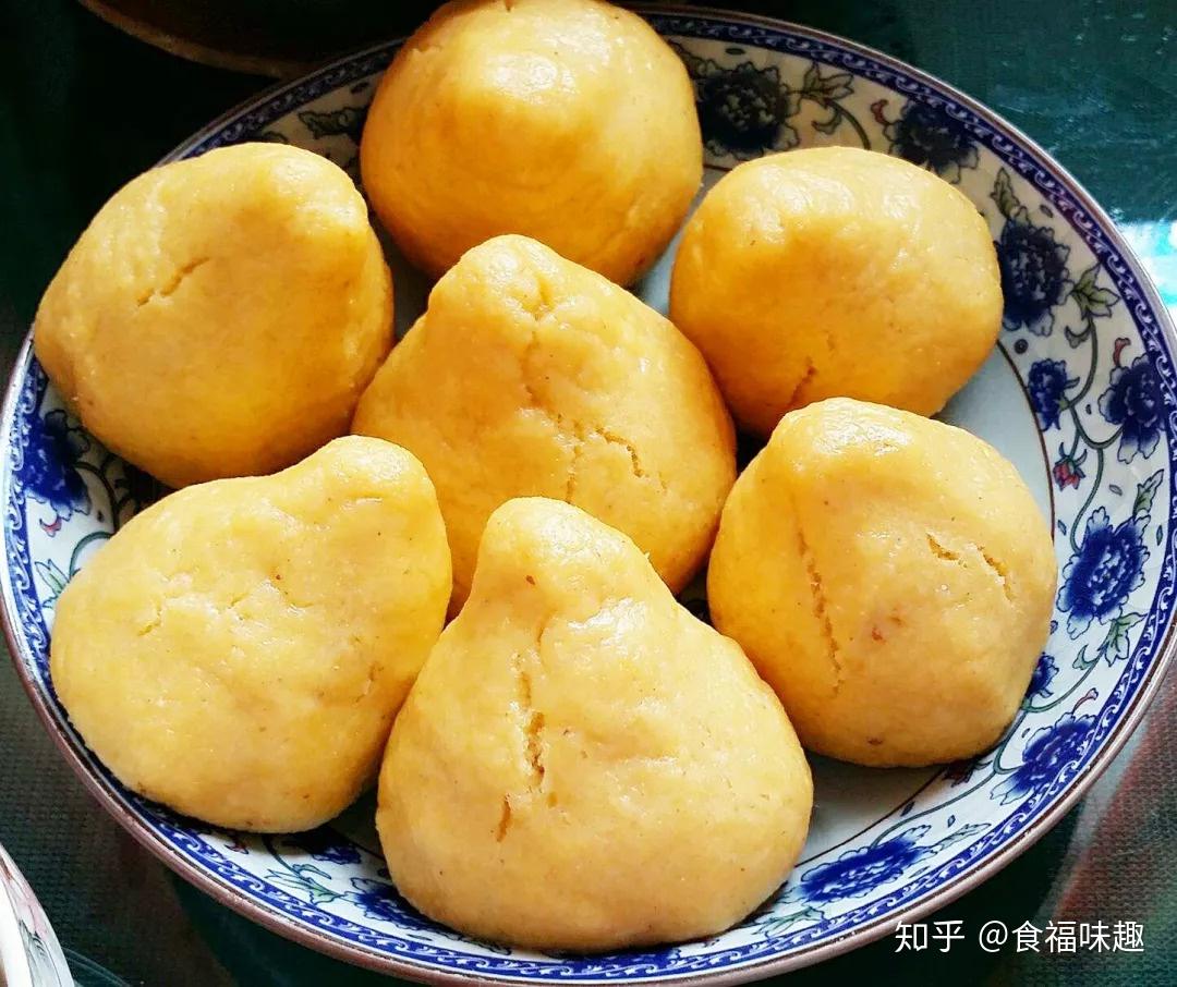 窝头,饼,榆钱饼,苦累,贴饼子,棒糁儿粥等玉米制品,构成了每日的主食.