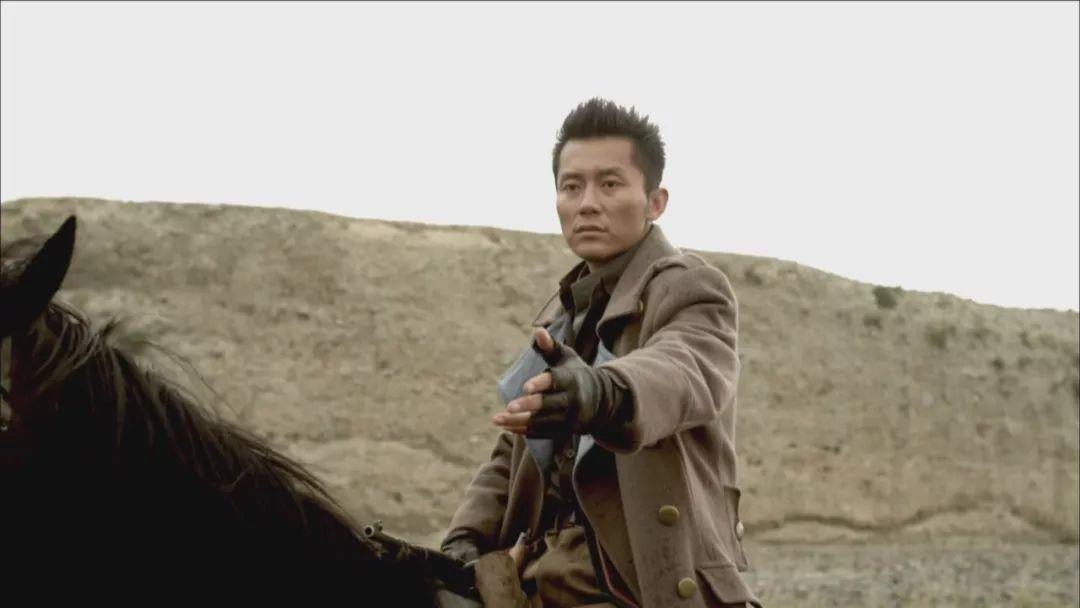 芦焱(张译 饰),一个茫然的逃亡青年,化名何思齐,扮作教书先生.