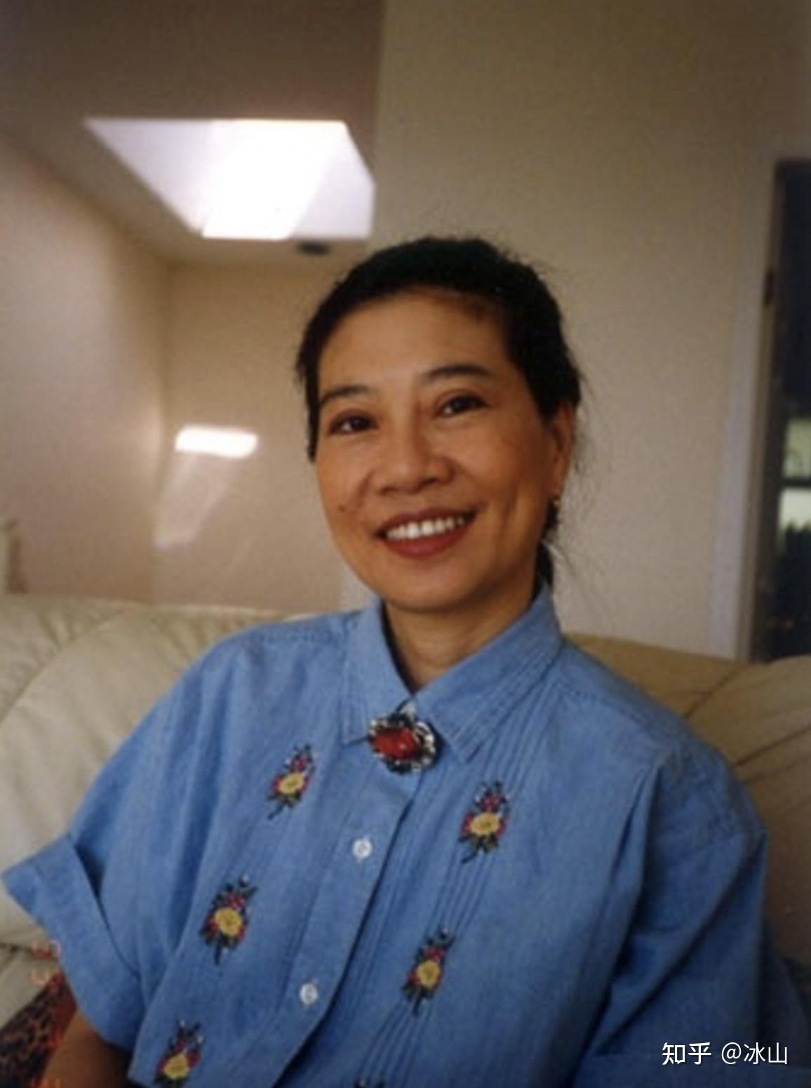 如今都已70多岁的年龄,郑佩佩恢复单身,依然活跃在娱乐圈;亦舒长期