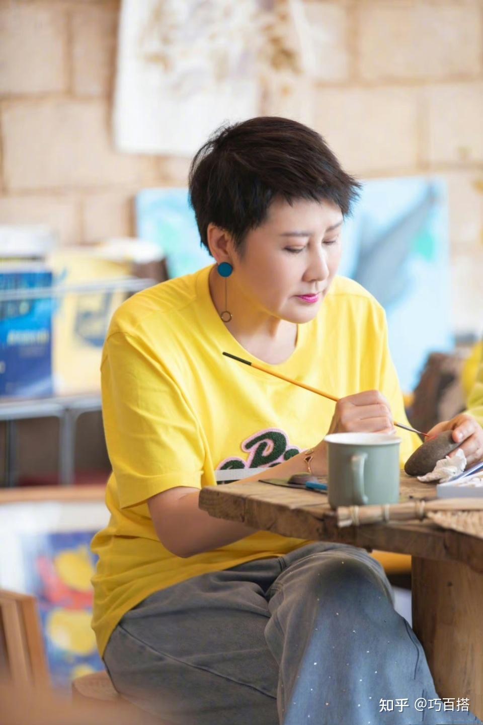 张凯丽女士衣品太棒了基础款照样穿出减龄效果看上去像50岁