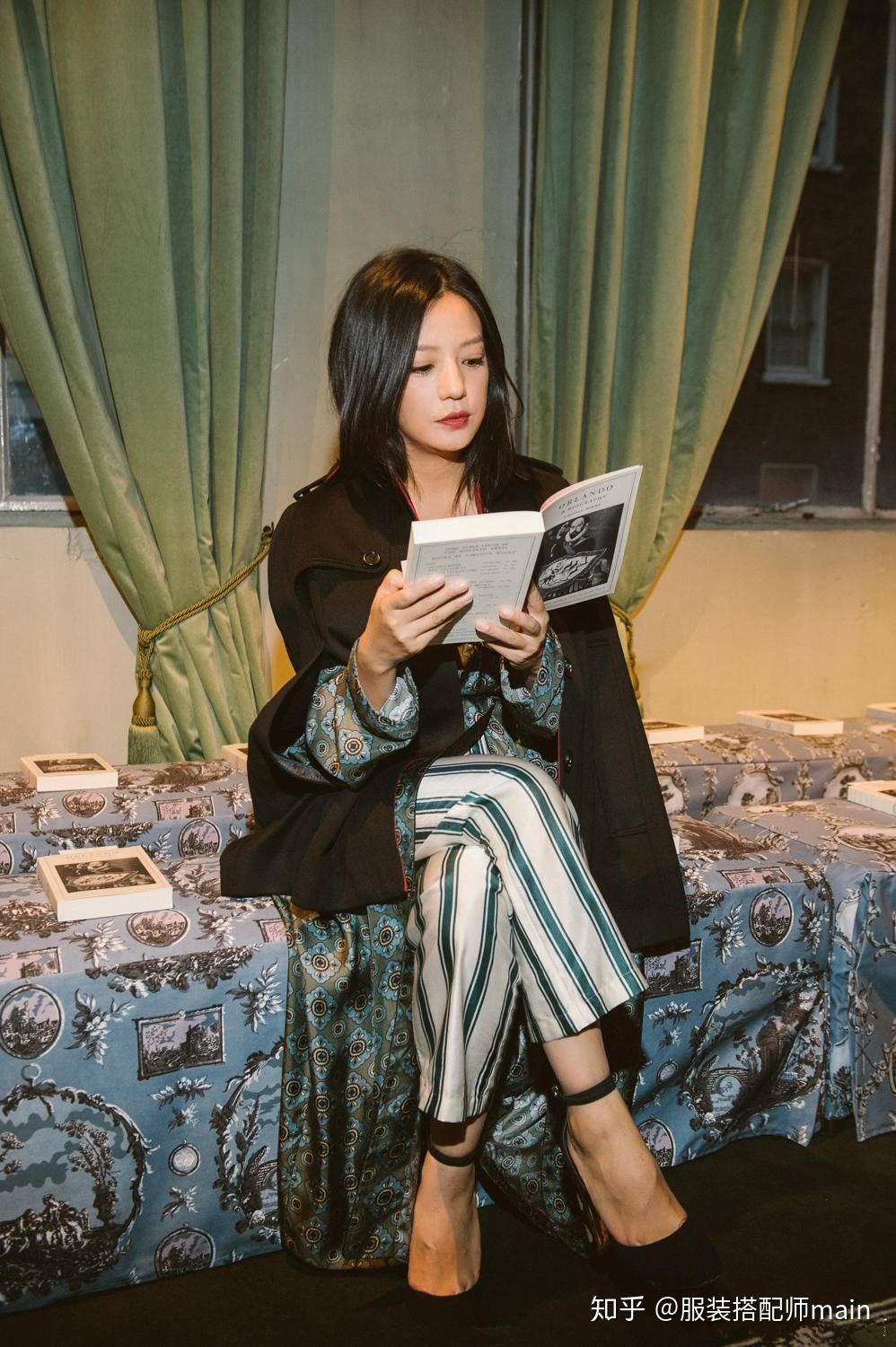 赵薇染回亚麻发色现身印花卫衣配紧身裤超减龄两条腿又细又长