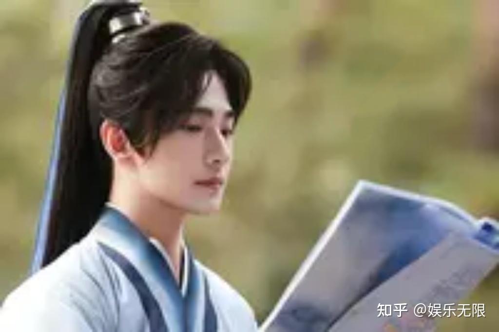 杨洋拄拐现身医院旧伤复发引粉丝心疼