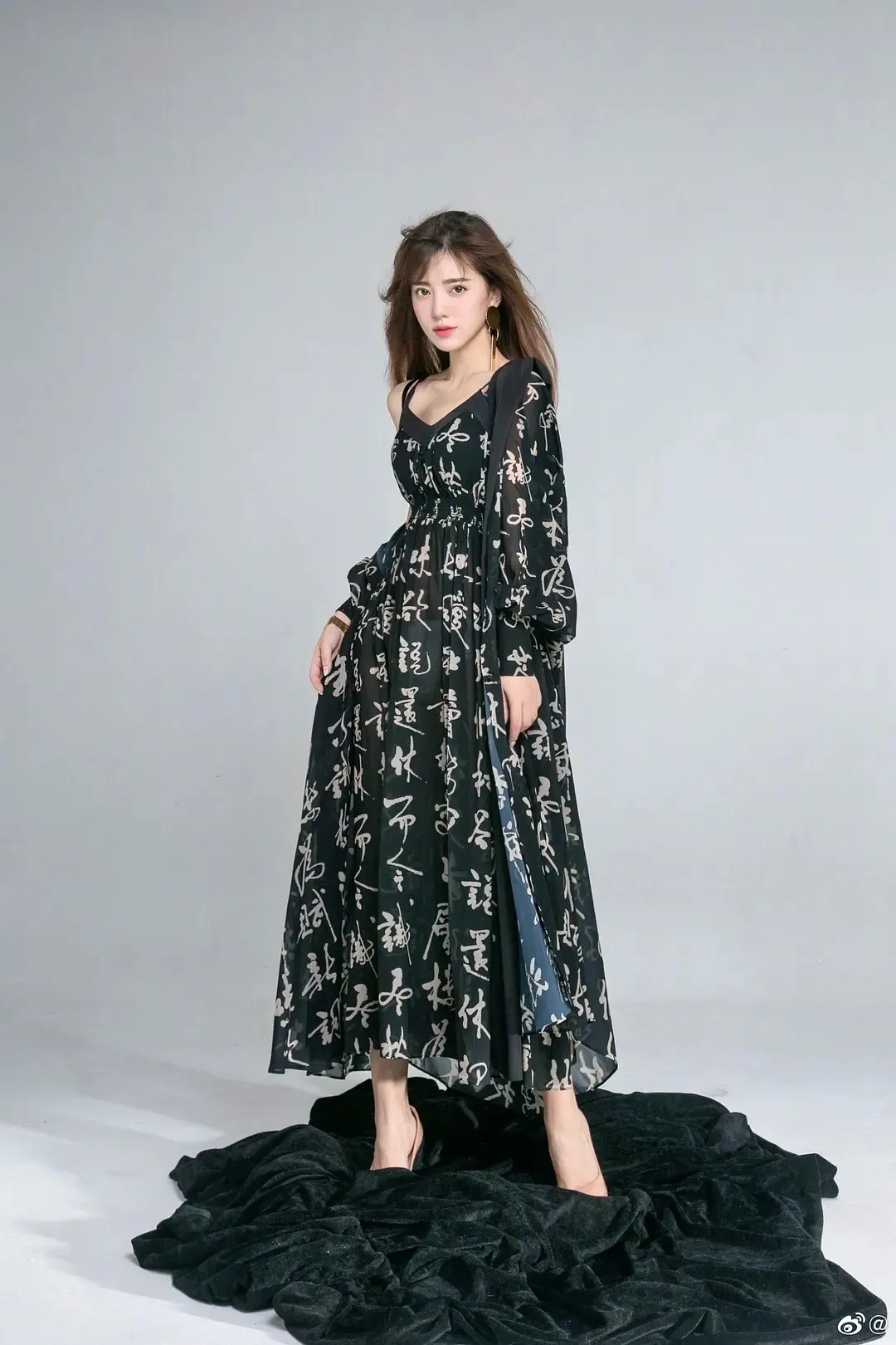 21岁打败王菲身价3亿却背百万爱马仕装穷我的烦恼是有钱太闲