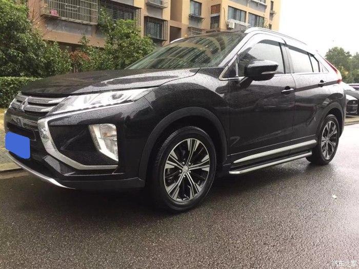 入手的是黑色的奕歌,好看,酷,还有就是一个想要抓住青春的尾巴的人的