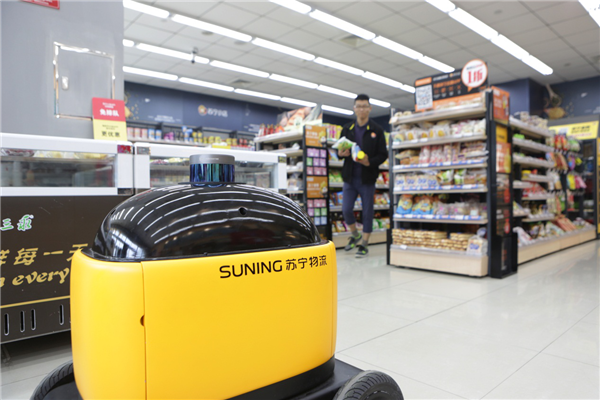 (图:"卧龙一号"送货机器人,苏宁正在将智能服务应用到人们的日常生活)