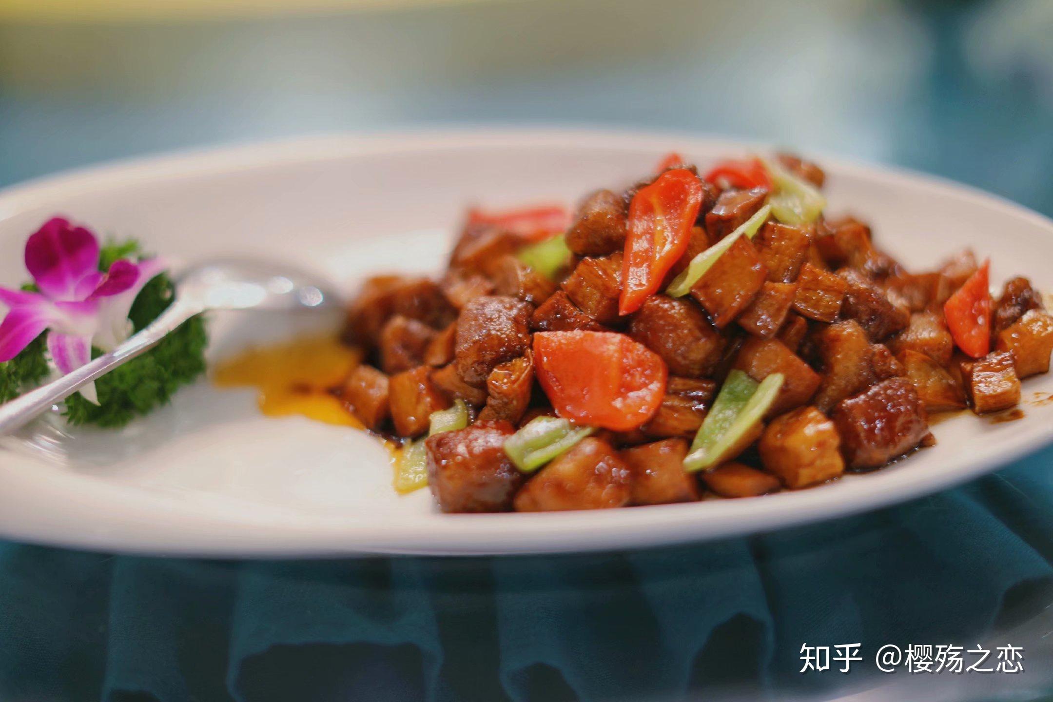 玫瑰花酸菜鱼:酒店花肴菜,创造性地将玫瑰花与酸菜鱼相结合,颇具情调.