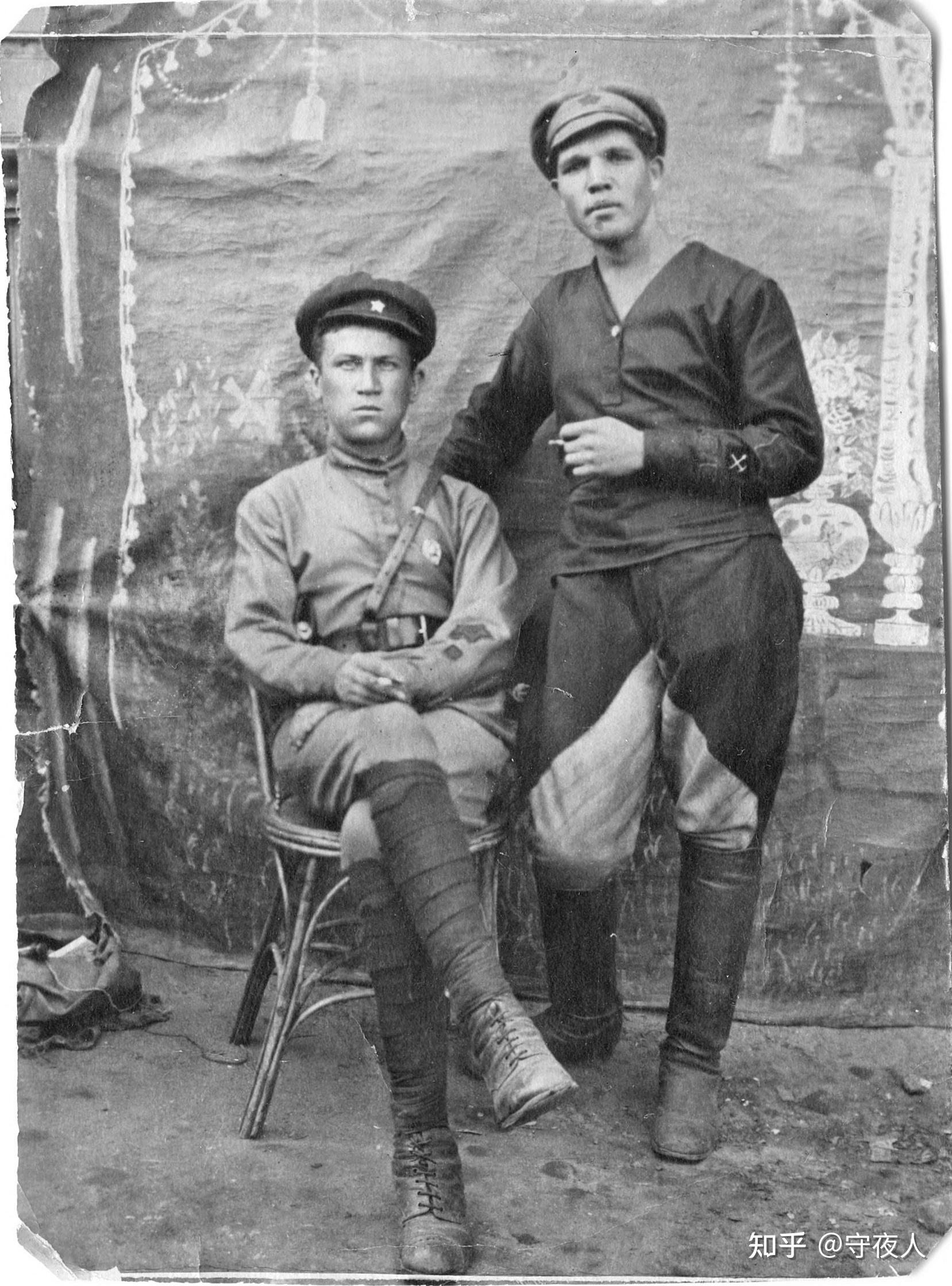 及怠工非常委员会(契卡)并没有自己的等级标志,服装也是穿杂式军装