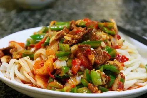 图源网络「拉条子」就是新疆的拌面,是当地百吃不厌的一种家常主食