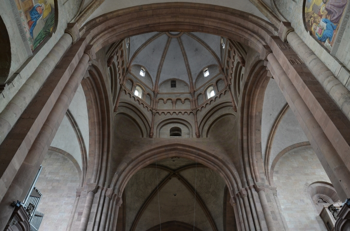 的教堂中,大部分的中殿穹顶其实都是采用突角拱这一结构的……其实吧