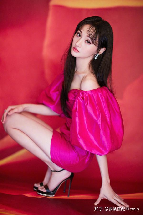 郑爽搭粉卫衣好淑女,长发飘飘仙气足,穿铅笔裤大腿和小腿一般细