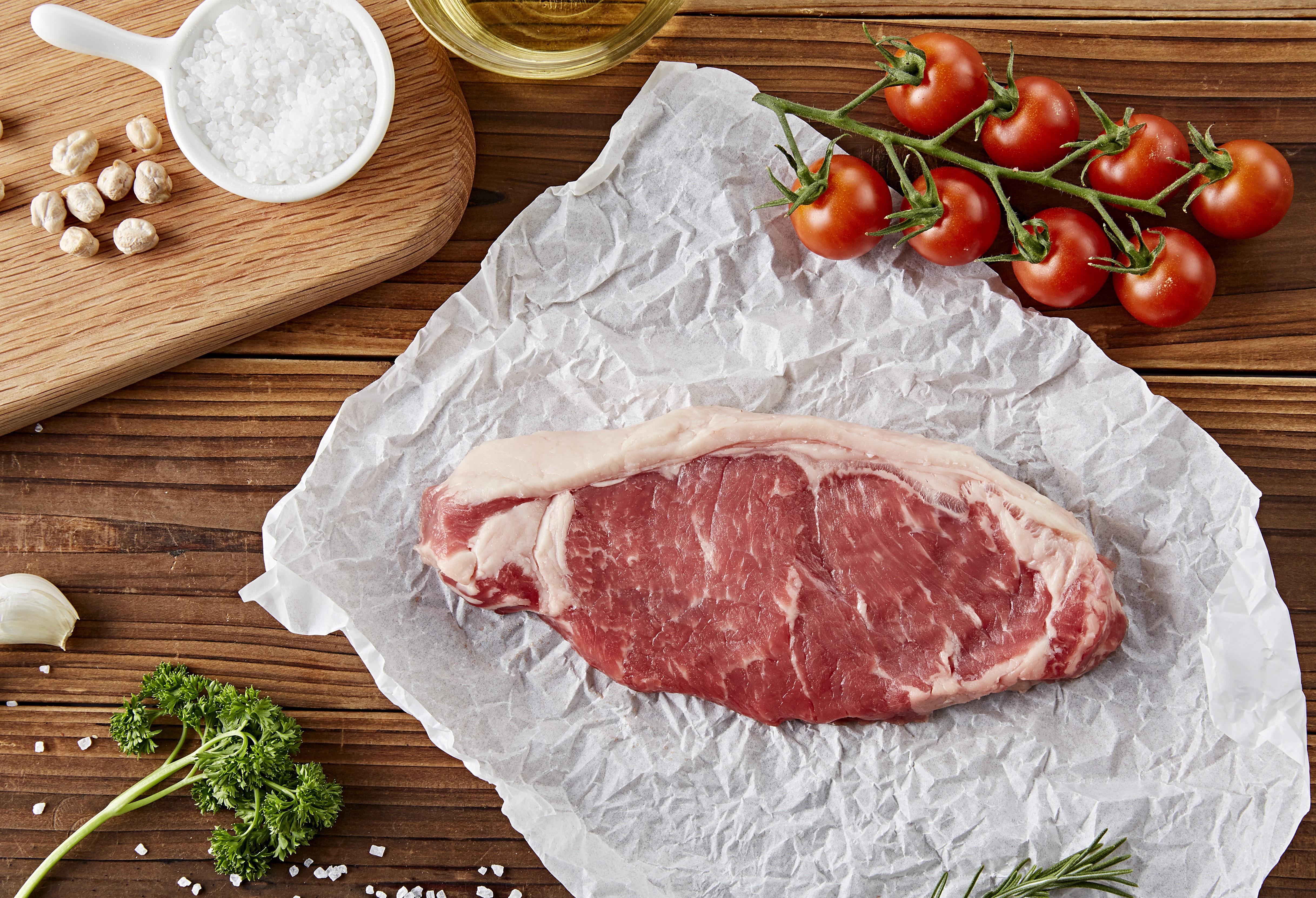 板腱牛排 plate tendon steak取自牛肩胛骨外侧,肉质鲜嫩饱满,适合煎