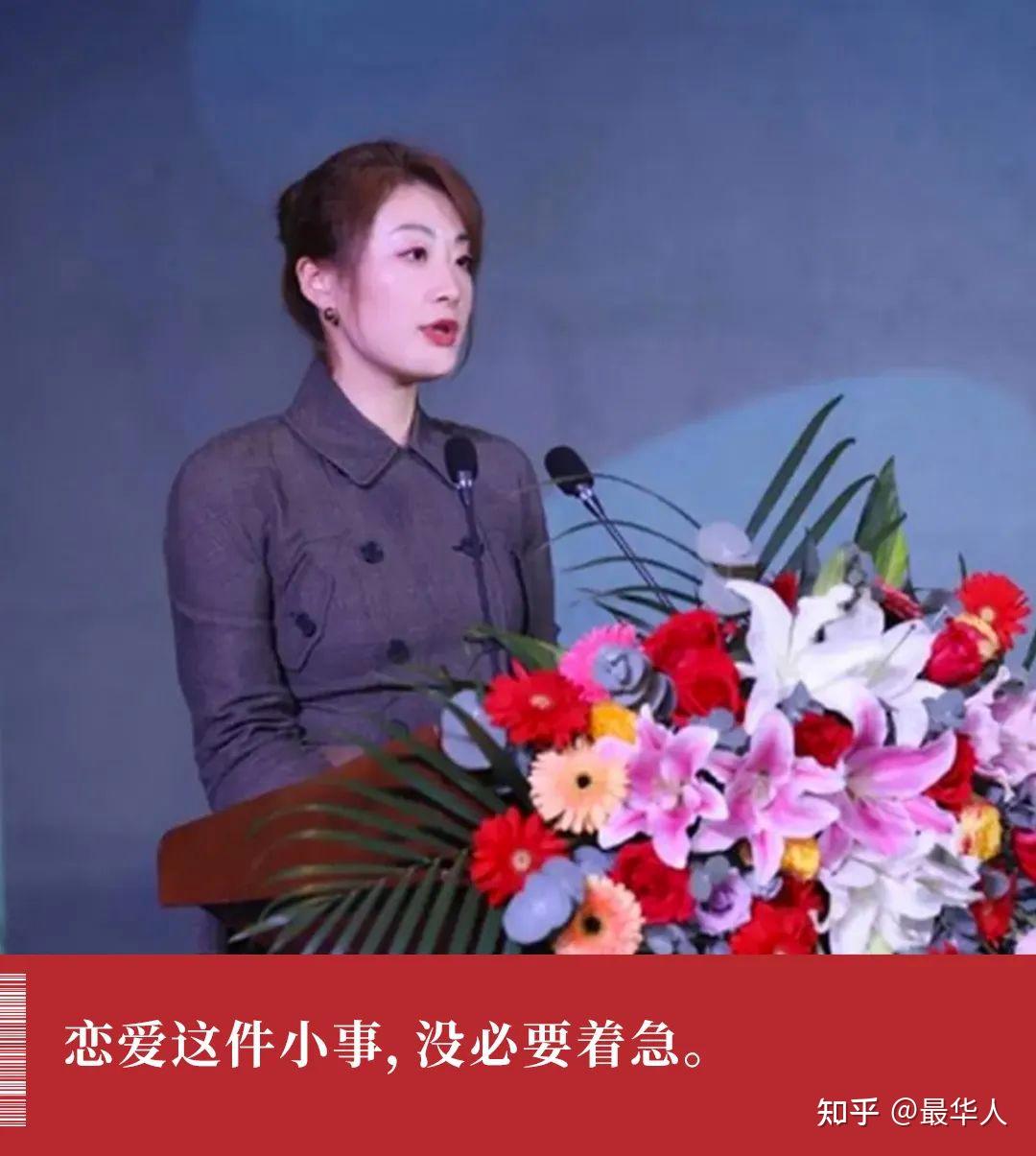 豪车,钻戒,鲜花,身后是惹眼的横幅:"宗馥莉,嫁给我吧!我会给你幸福的.