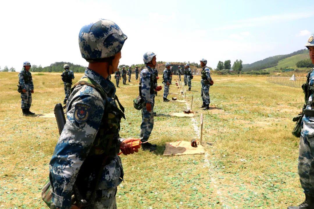逢山开路遇水架桥看工兵分队组训考核新模式