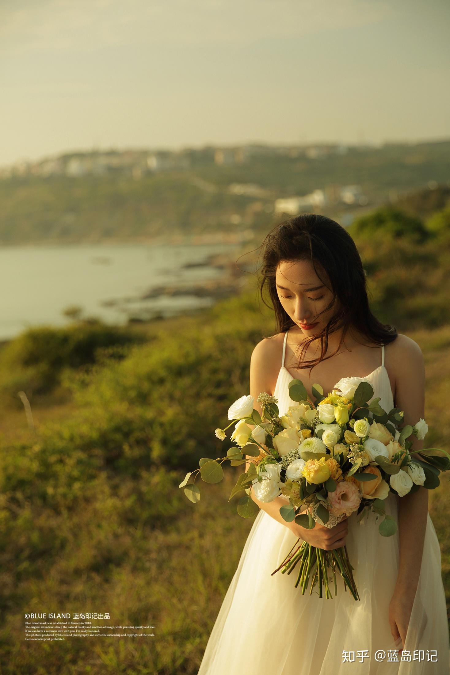 髮梢間流淌的歲月,如夢如霧如風,韶華灼灼,安寧如斯,繾綣如斯,想採擷