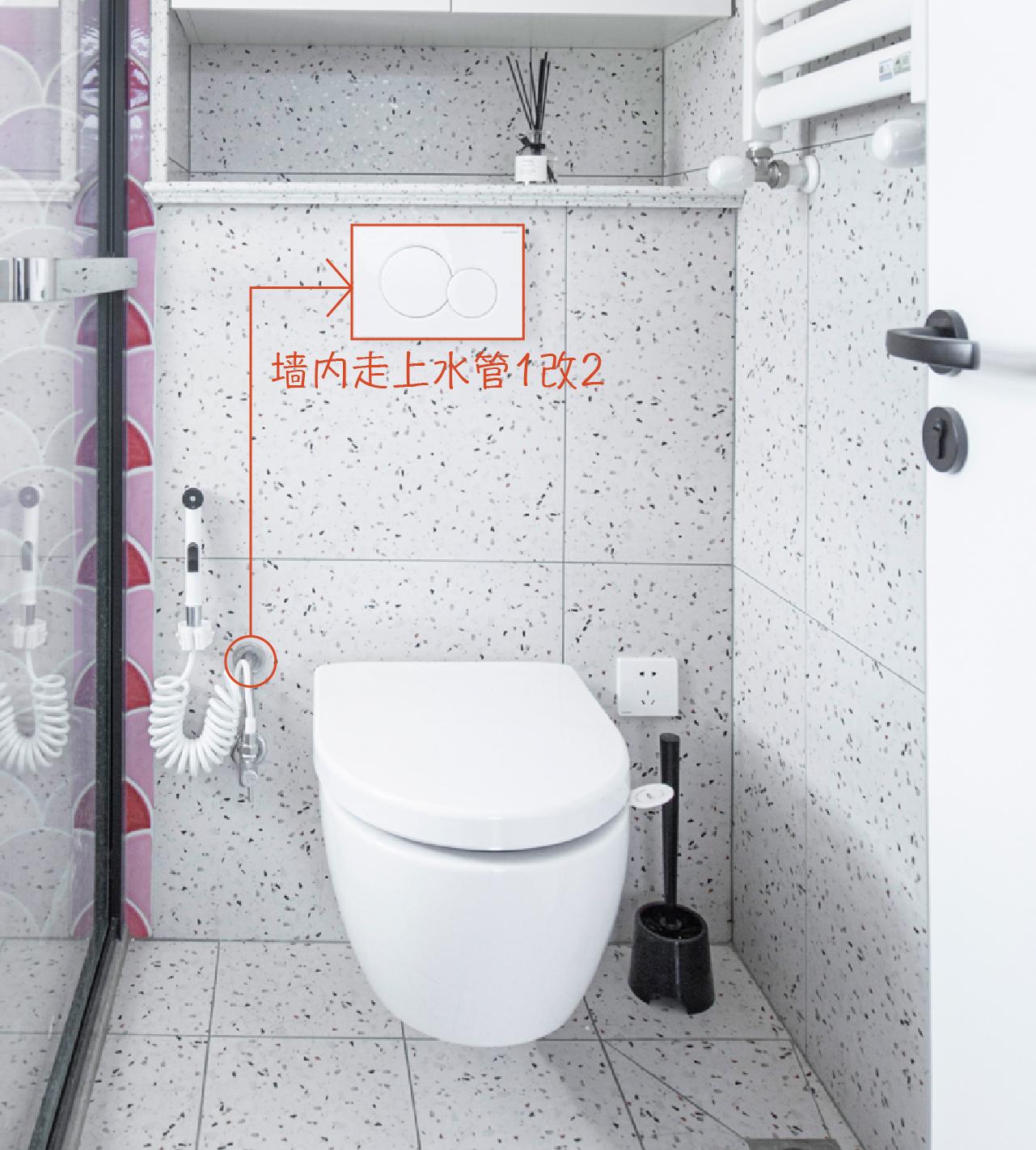 由于主卫和客卫只有一墙之隔,主卫还提前预留了智能马桶盖的进水口