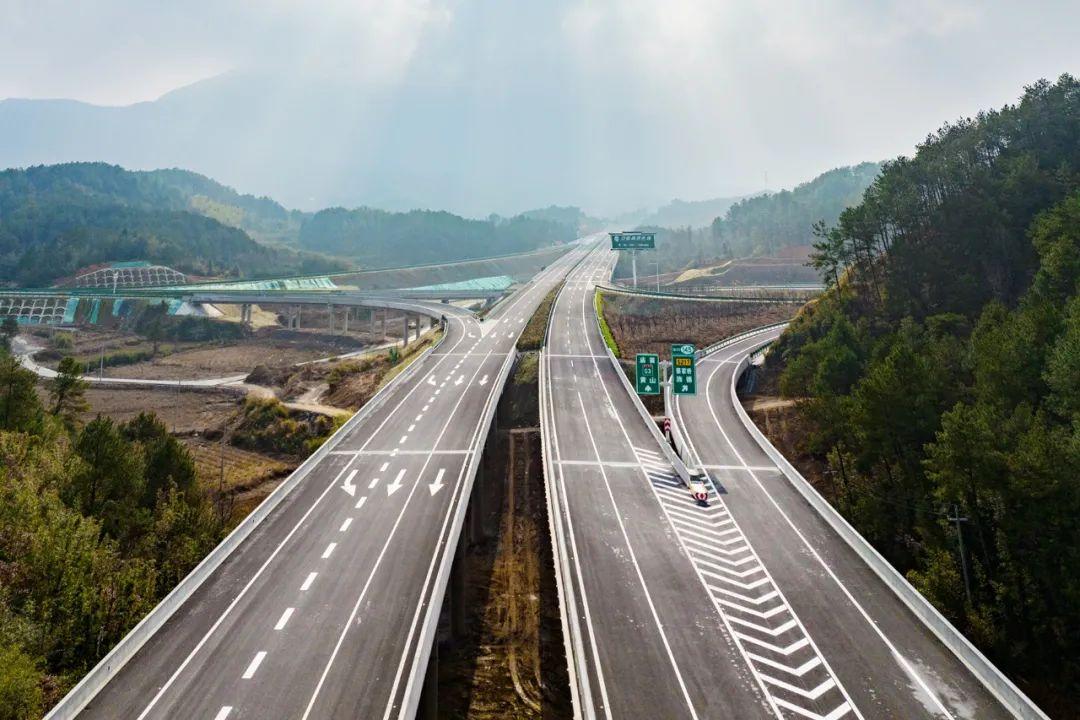 安徽蕪黃高速公路建成通車蕪湖到黃山僅需15小時