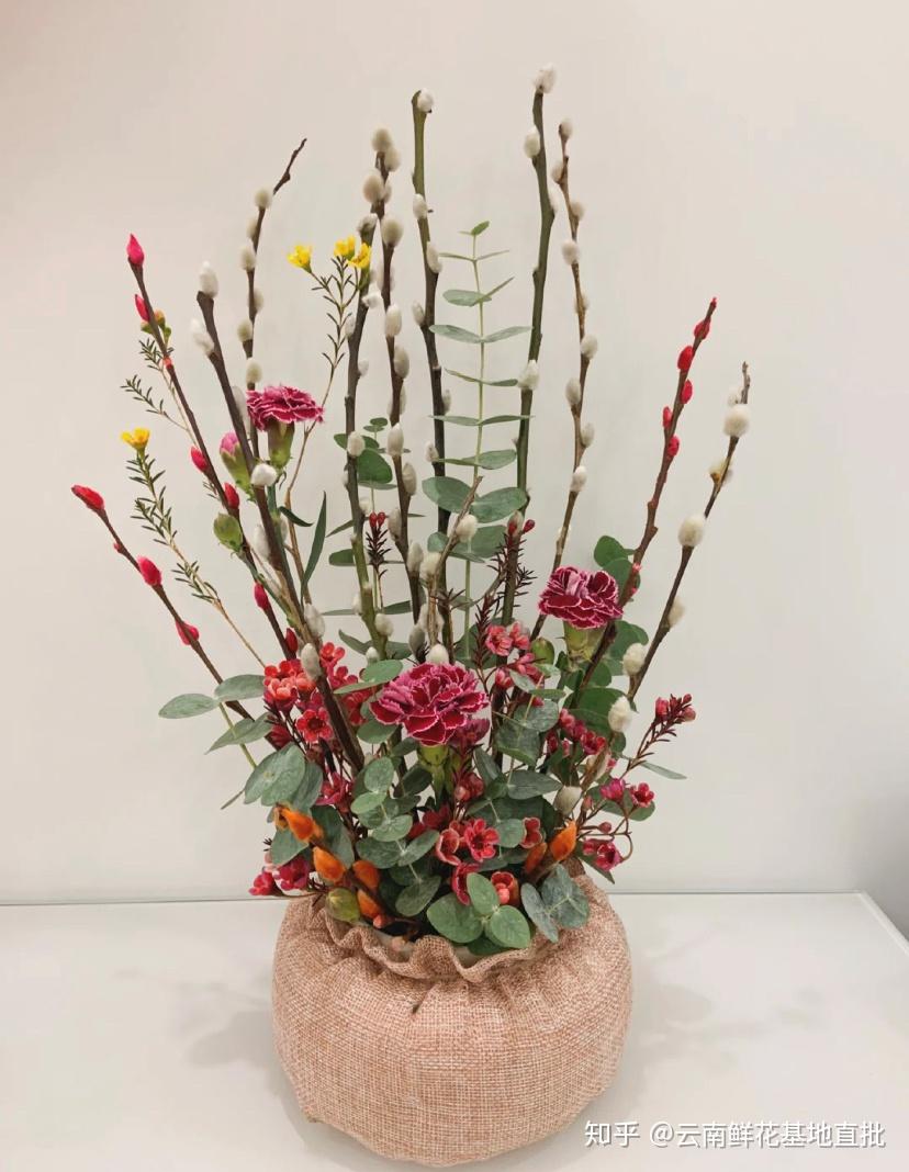 银柳除了可以单独瓶插观赏,还可以制作花环,与应季花材腊梅等一起插花