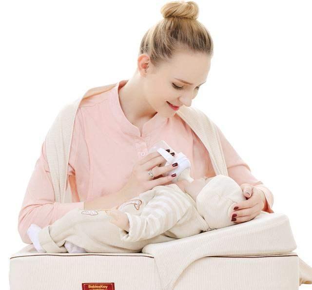 新生儿喂奶粉姿势图片