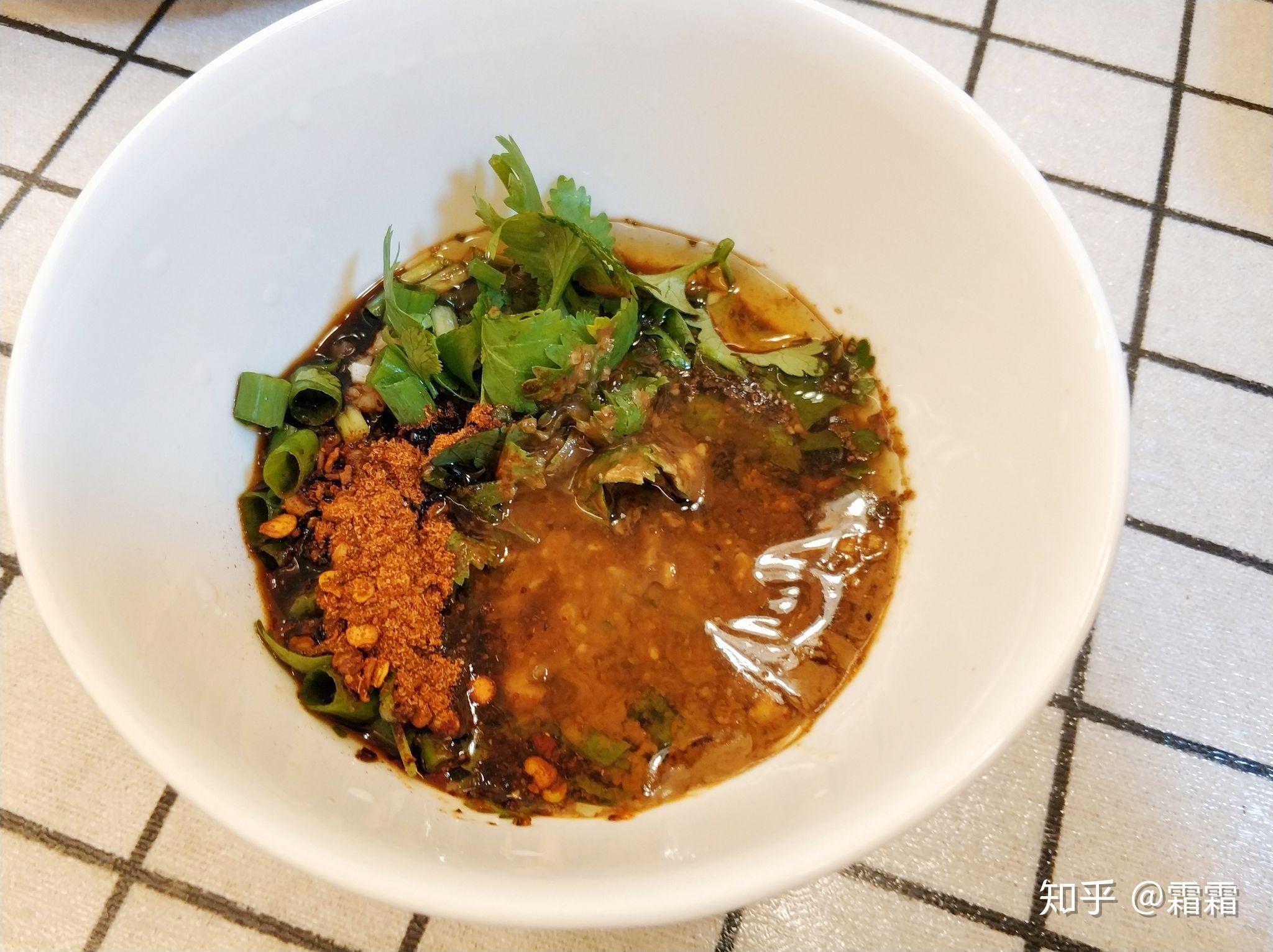 23,锅里汤开了024,打一勺汤到蘸碟里排骨口蘑玉米莴笋嫩南瓜开着空调