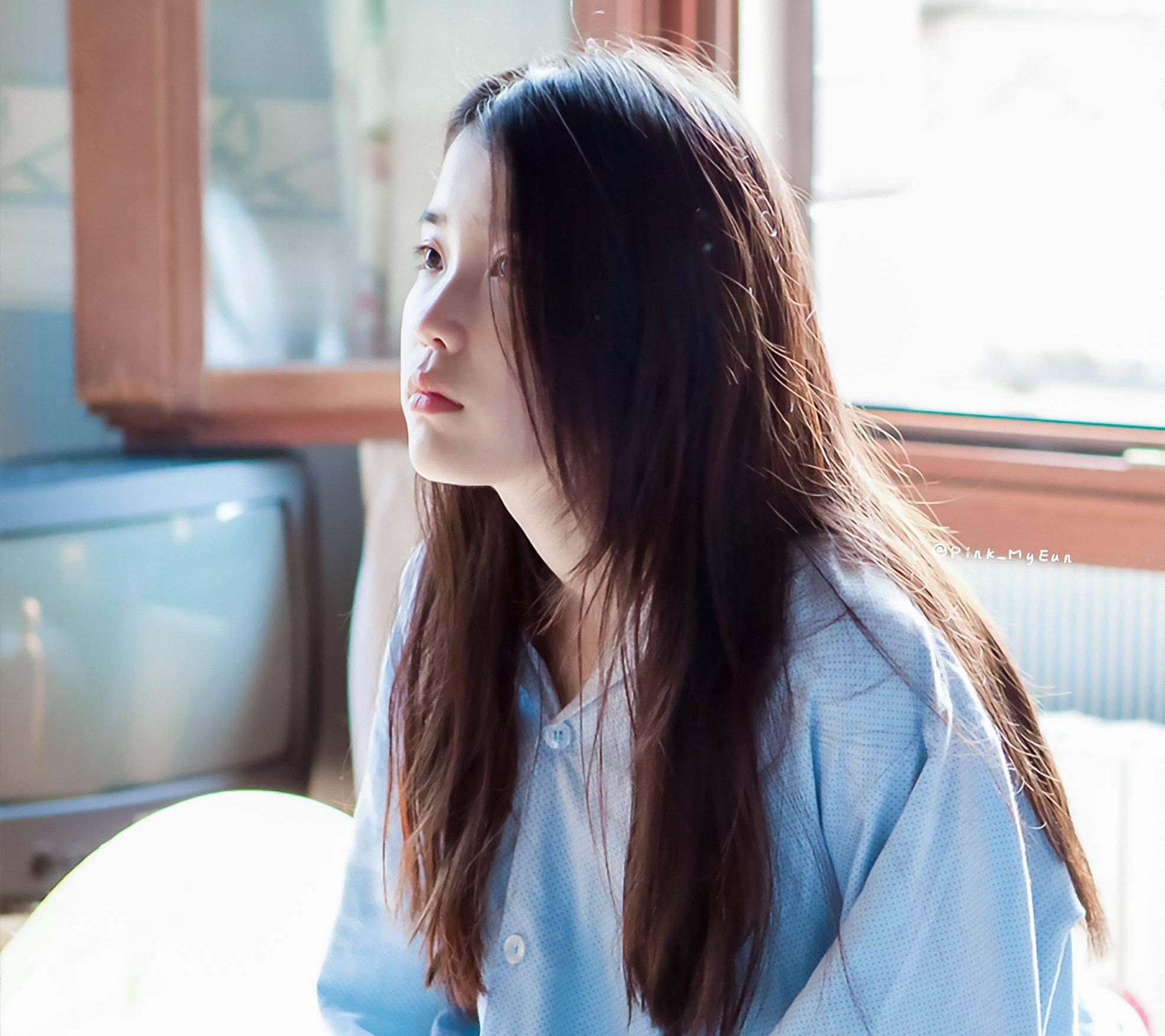 她才华横溢,檀口轻启,是"孤标傲世携谁隐,一样花开为底迟?