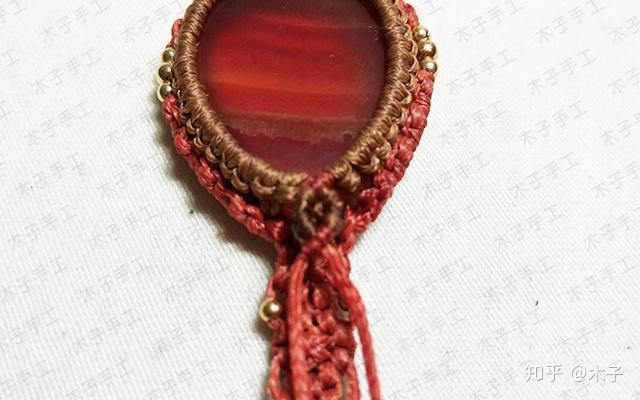 一块石头加上几根绳子这么一编,一款非常漂亮的包石吊坠就出来了