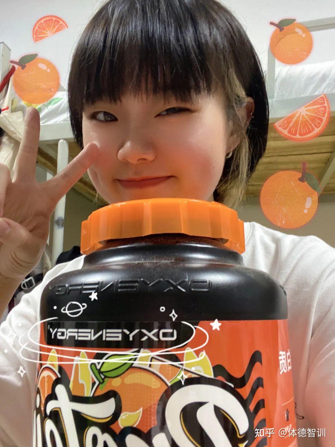 比赛赞助商"氧气能量"刚迈出体德的校门,健萌就向杨佳艺抛出了橄榄枝