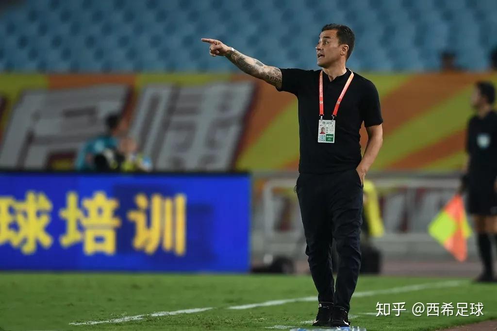 3个多月前,塔利斯卡重伤,卡帅激活一批小将,带领球队逆转登顶联赛榜首