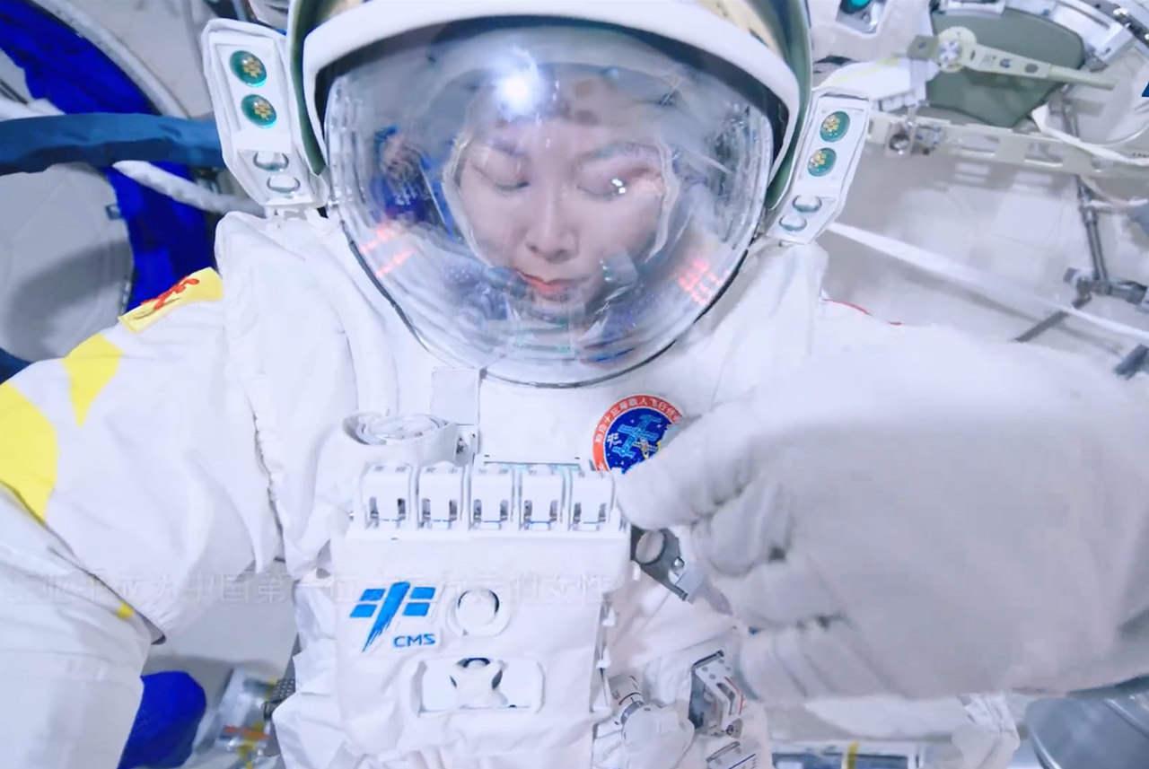 王亚平准备太空行走中国飞天舱外航天服借鉴了俄罗斯海鹰航天服的