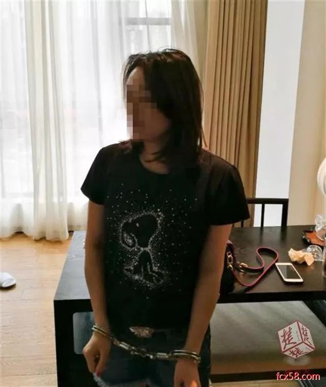 这个"小丑女"落网,牵出大骗局.丨无路可套