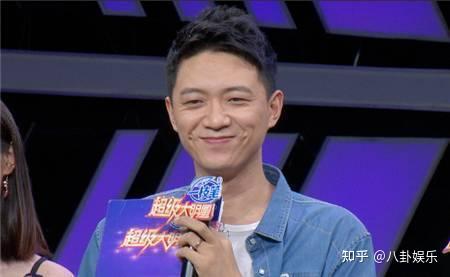 而最近从李鑫的个人公众平台认李鑫作为这两档节目的主持,可见其在