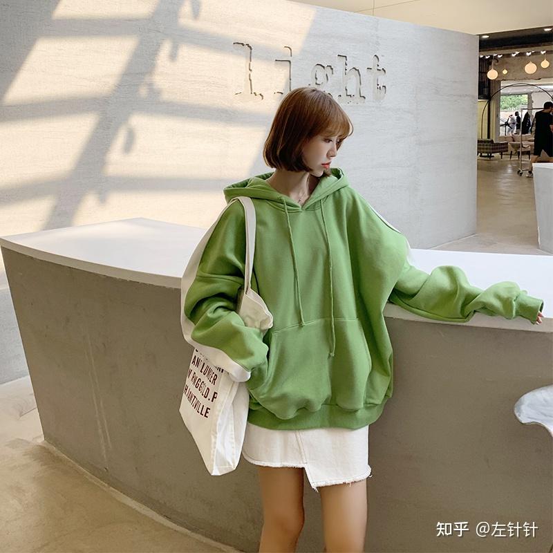 牛油果绿卫衣怎么穿又酷又甜