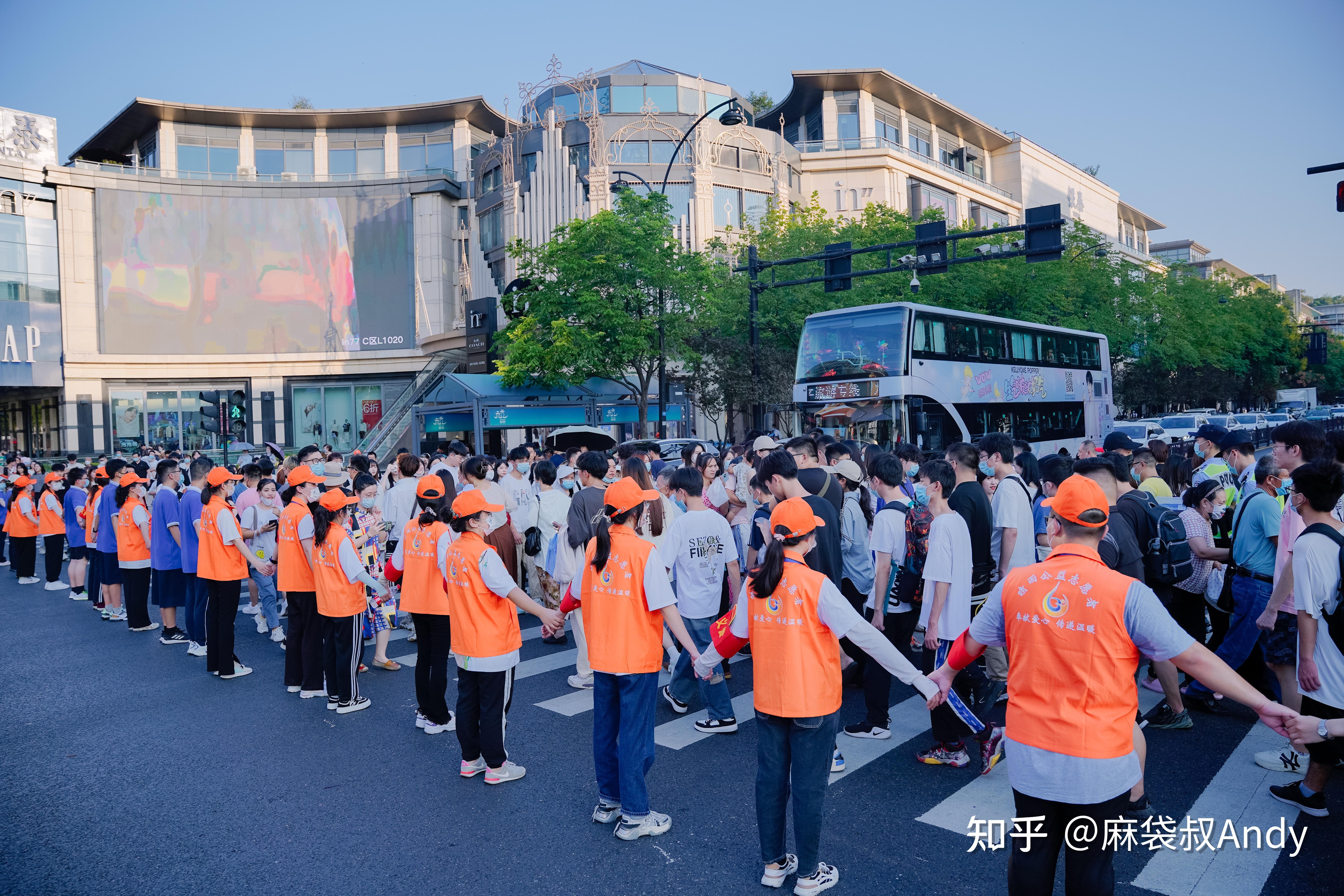 杭州再現最美人牆,這一抹最靚的橙色馬甲 - 知乎