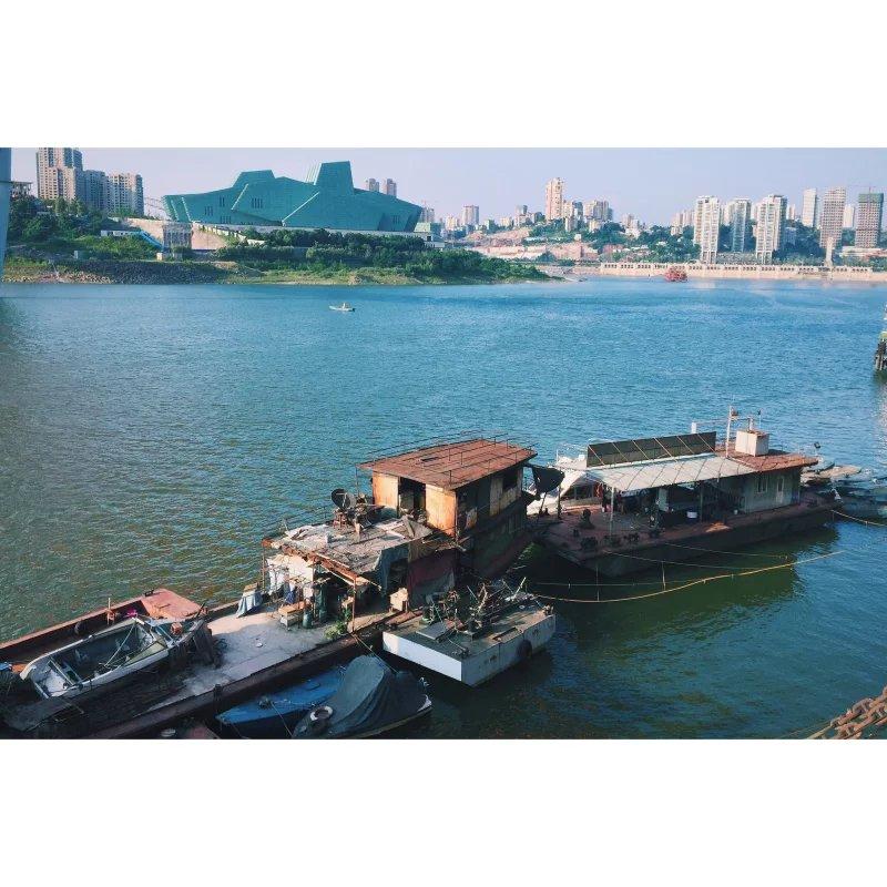 朝天门码头敲黑板:还有一些景点大家可以去的 比如中山四路  渣滓