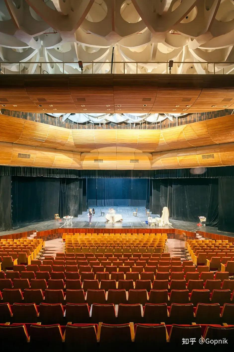 苏联野蛮主义的杰作陀思妥耶夫斯基戏剧院