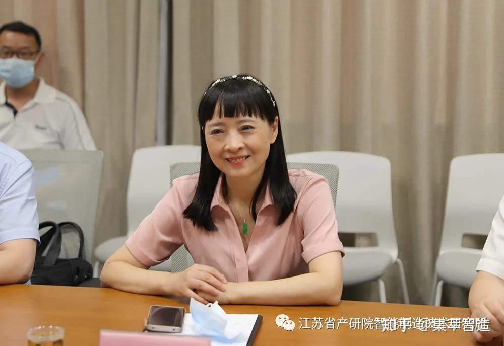 南京江北新区管委会陈潺嵋副主任等领导一行莅临集萃智造深入研讨公司